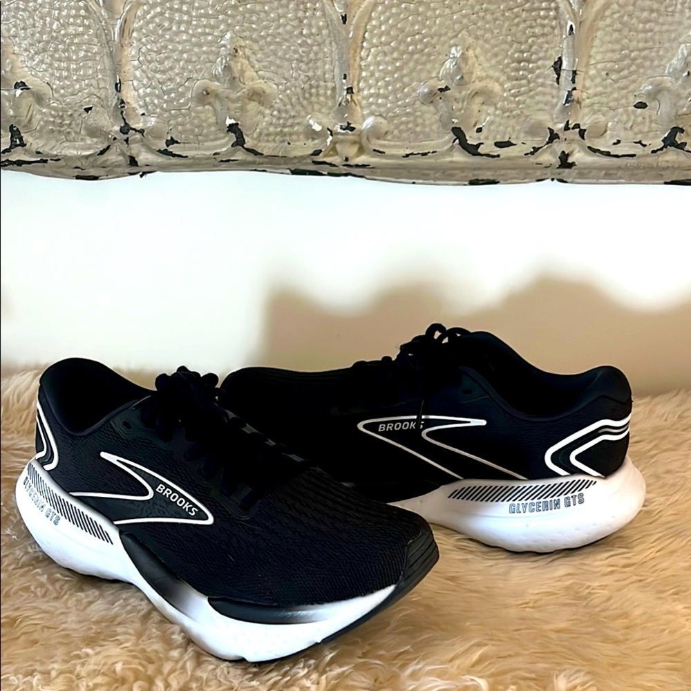 Brooks Glycerin 21 Running Shoe Black and White Athletic Shoes with Sleek Design